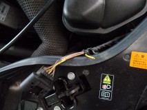  配線をカットして外付けHIDへ電源を送ります。HIDキットはMercedes用を使用しました。 
