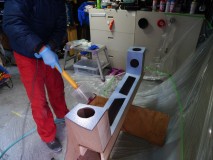  あとは静電植毛器で施工  静電気によって勝手に吸い付いていきます。  感電注意！！  ちなみに以前はホビー用使っていましたが業務用に変えてからPowerが格段にUP  施工密度もUPしました。  税込み7万円でご用意できます。 