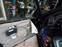 W140 SクラスのMercedesBenzウィンカーミラーの取り付け 当然配線を通すので内張りを外して配線を通します。ちなみにスピーカーはBOZE製のものが入っていました。