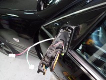 W140 SクラスのMercedesBenzウィンカーミラーの取り付け この配線を通すのが難しかったです。