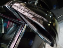 W140 SクラスのMercedesBenzウィンカーミラーの取り付け 上から覗くと針金のピンが見えます。