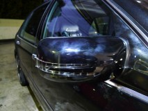 W140 SクラスのMercedesBenzウィンカーミラーの取り付け あとは商品を取り付けてビスで固定します。取付自体は30分もあれば終わりますが、配線作業に4時間もかかってしまいました。ウィンカーの電源は運転席足元にあります。黒/白が左ウィンカー、黒/緑が右ウィンカーです。
