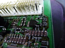  FETは三極で基本的な構造はほとんど同じなので、容量さえ満たせばどのメーカーでも大丈夫です。コンピューターの中には多数のFETが存在しますが、回路を追えばわかります。電灯類の制御はほとんどがFETを使っているので、他の車種でもお困りの場合はご相談ください。 