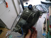  粘土を使って防水処理を施します。 