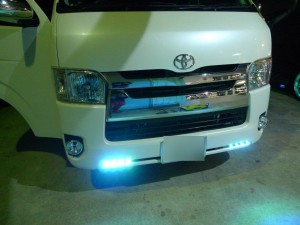4型ハイエースのデイライト施工
