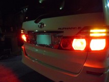  完全に作業中の写真を忘れてしまいましたが、この車の4灯化は非常に簡単です。リアの内張りを外して配線を1本ハイマウントまで引っ張るだけです。電球はもともとダブル球なので加工は一切ありません。今回ついでにLED化しました。今回使ったLEDは今最高にお勧めしている電球で、1個1,000円のリーズナブルな値段の割に明るさが非常にMAXです。 