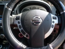  グレードなのか、この車はステアリングスイッチがイルミ化されていませんでした。一縷の望みをかけてバラしてみると 