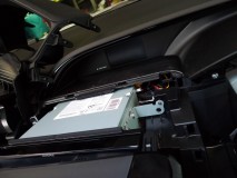 エスクァイアのインパネ周り打ち替えとウェルカムランプ交換 バック連動ハザード用にナビ裏をばらしたところ、バック信号がないことが判明。いつものコネクターではなかったため、パワーコントローラーから配線を引き直しました。