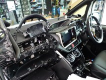 エスクァイアのインパネ周り打ち替えとウェルカムランプ交換 このモデルはエアコンパネルを外すまでの作業がかなり面倒で、E52エルグランドに匹敵するほどの手間がかかります。