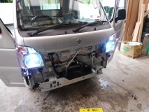 新型キャリートラックのHIDヘッドライトとキーレス取付 ヘッドライトはバンパー脱着が必要です。後付キーレスはロックモーターの固定場所に苦戦しました。今時はインナーハンドルにロックノブが付いているのでリンク棒を固定する場所がありません。無理やりワイヤー根元に取付しました。
