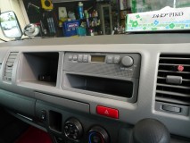  ラジオ仕様のハイエースはスピーカーレスというのは初めての事例でした。配線は引き込んでいるので、スピーカーはポン付けで対応できました。 