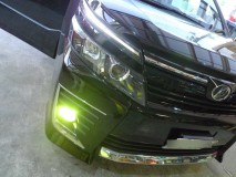 新型80VOXYのフォグLEDと室内灯LED化 フォグは新商品の色ガラス付爆光LEDです。明るさはHIDに匹敵する明るさで、ガラスを差し替えることで3,000K、6,500K、8,000Kと変更することが可能です。