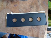 エスティマのデイライト取付 レーザー加工機にてプラスチック板を切り出します。手作業だとこの板を作るだけでも1時間ぐらいかかるので、レーザーかなり重宝します。当方の加工精度が一気に飛躍しました。そうなると鉄板加工もできる高出力タイプが欲しくなるところですが・・・。