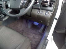 クラウンアスリートのフットイルミ追加とウィンポジミラー化 フットランプは明るくということだったので、テープLEDを固定しました。