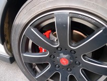  キャリパーカバーはBigサイズを持ち込み、干渉する部分をカットしてステーで固定。ホイールのデザインも相まっていい感じです。 