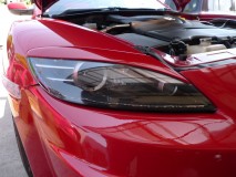 RX-8のヘッドライトイカリング加工 もともとはラインテープがライト内に貼り付けてあるだけでした。テープを張るだけで殻割りしているのは贅沢な仕様ですね。