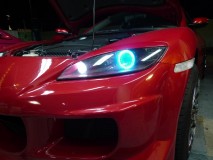 RX-8のヘッドライトイカリング加工 リングはRGBリングを採用し、色はコントローラで変更可能です。粒粒感をなくすために、仕上げにはアクリル板を円盤にくり貫いて目隠しにしました。