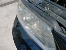VOLVO V70のヘッドライト磨き・塗装コーティング かなり深くまでひび割れが及んでいるため、しっかりと磨き上げました。
