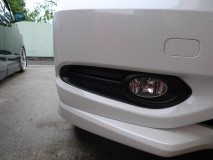  多くの欧州車もそうですが、フォグ周りのカバーは外すことが可能です。ノーマルに戻す場合でも比較的安価にできるので、思いっきり遊べます。 