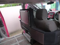  車両に搭載した様子で、シートもちゃんとリクライニング可能です。 