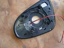  あとはミラーを戻せば完成です。裏面を少しカットした方がより取付しやすかったので、くり貫きました。裏面もホットボンドで防水して完了となります。このとき裏面全部を防水できればベストですが、現実的には難しいため、大事な部分以外は大気開放にしています。こうすることで湿気が篭らず、よいと思います。 