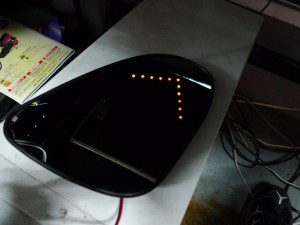 アクアの流れるミラーウィンカー施工