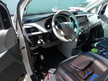 平行輸入車シエナのE8-B持込取付施工 分解の手順や内装品はほとんど日本のものと同じです。車格はエスティマとアルファードの真ん中ぐらいで、装備品はほとんどアルファードですね。ただこの車高でこの車幅はなかなかないですね。円高の時期からすると、200万円ぐらい販売価格が上昇しているそうです。