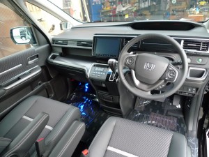 新型ステップワゴンのナンバー灯LED交換