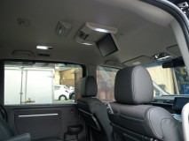 新型ステップワゴンのナンバー灯LED交換 室内灯も既に全LED化済みでした。おそらくディーラーでのサービス施工でしょう。時代の流れには逆らえませんね。