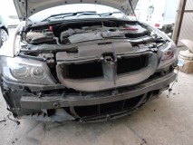 E90 BMW M3 のイカリング修理 まずはバンパーを外します。ポジション交換するだけなのにバンパーを外さないといけません。外車は面倒ですね~