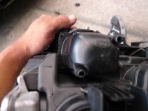 E90 BMW M3 のイカリング修理 ここの爪が上からのぞいて作業だとなかなか外れません。以前気合でやったことはありますが、手が血だらけになってしまいました。バンパーを外したほうが断然早いです。