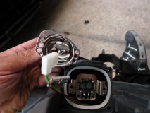 E90 BMW M3 のイカリング修理 なるほど、ここの中にアクリルのパイプが入っていて、そこに向けて光を照射するようになっているんですね。もともとは電球が入っていますが、今回はT10ウェッジの汎用品LEDを埋め込みました。