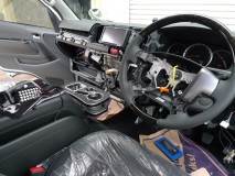 4型ハイエースのセキュリティーと室内パネル打ち替え セキュリティー施工もあるため、フロント周りは全てばらしての対応