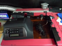 4型ハイエースのセキュリティーと室内パネル打ち替え パネル点数は3型と比べるとハンドルスイッチ、パワースライドスイッチが追加。ディーゼルは排ガス装置のスイッチもあり