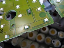 E46クーペBMWのLEDテール修理 切れているLEDの部分の端子を確認したところ 緑青が出て断線している模様 LED自体は死んでないが接続が困難なので新LEDに打ち替え