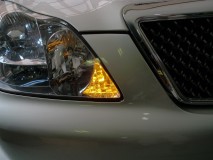 ゼロクラウンのウィンカーポジションとLED化 この型のクラウンはウィンカーポジションをやろうとするとバンパー脱着が必要です。ヘッドライト下部の集中コネクターで配線します。