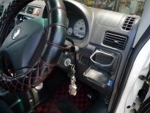  いざVIPER330Vを施工しようと準備していたところ、大問題が発生しました。この車の純正キーレスだとアンサーバックのハザードが点灯しません。これではセキュリティのOn/Offができないため、お客様にスマートキータイプのセキュリティへの変更をしていただきました。 