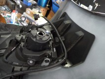 アルファードのデイライトLEDとグリルイルミ施工 裏を見ると・・・。おもいっきり補強のABSが・・・。切ってしまおう!