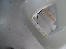 アルファードのデイライトLEDとグリルイルミ施工 穴を等間隔に開けて