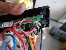  裏には電球が取り付けられています。このままLED化してもうまく照射されません。 