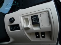 IS250Cのスピードメーター打ち替え色変更と他パネルの全LED打ち替え 他のスイッチ類も白色に統一。空きスペースに新たにスイッチが追加になるとのこと。ワンオフでマフラーを製作しているそうで、マフラーにスイッチという組み合わせは理解出来ませんが、いずれ完成時に見させていただけるとのことです。