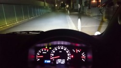  ヘッドライトもHIDにすれば約3倍の明るさに。 