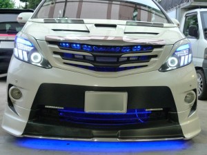 ガンダムアルファードのヘッドライト加工インストール