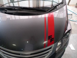 フリードカスタムのボンネットストライプ