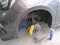  取り付けはいたってシンプル。ステーでがっちり固定したところに耐熱ボンドを注入。ブレーキパッドはもちろん交換可能です。 