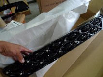  これが噂の温度調節ダクト。温度による形状記憶で外気温度が上がるとグリルが開きます。冬の寒いときは全閉になって過冷却を防ぐという製品。6万円近くします。 
