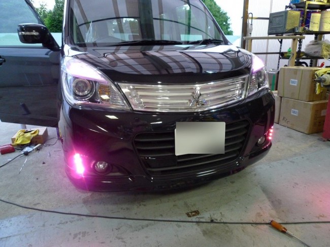   デリカD2のデイライト・打ち替え・フットイルミ他施工  