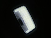  室内灯はポルテ専用品を採用。面発光で強力照射が可能です。 