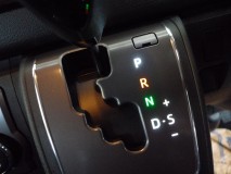  シフトゲートのイルミ部は各文字の裏に5mm LEDを設置し、ワンオフで製作しました。 