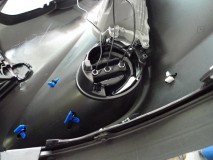  早速穴を開けて裏からボルトで締め込みます。今回ダクト風デザインのラインに合わせる形で位置決めしたので、完全には密着しませんでしたが仕上がりは問題ありませんでした。ちなみにフォグユニットは前期のものと同じようですので、比較的流用しやすいです。 